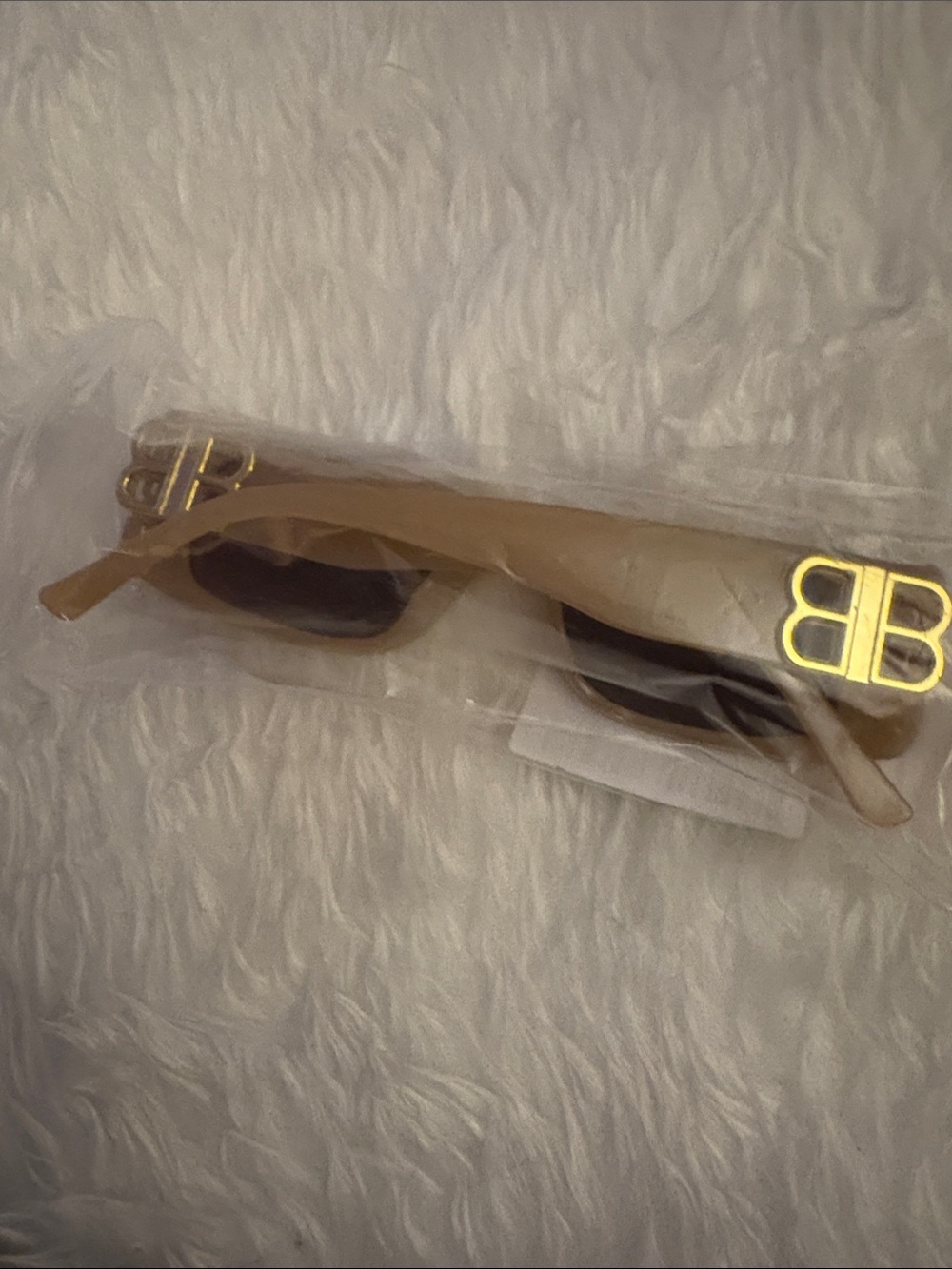 Fashion Jewelry Beige Rectangular Sunglasses with Gold Detail - Picture 4 of 4